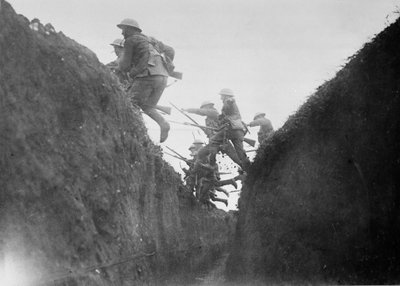 Truppe in addestramento, salto sopra una trincea, 1916-17 da English Photographer